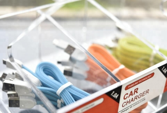 Acryl Bijkomende de Vertoningstribune van de Celtelefoon voor Usb-Kabelkristal het Oppoetsen